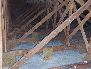 Zateplení novostavby řadového domu pomocí foukané izolace